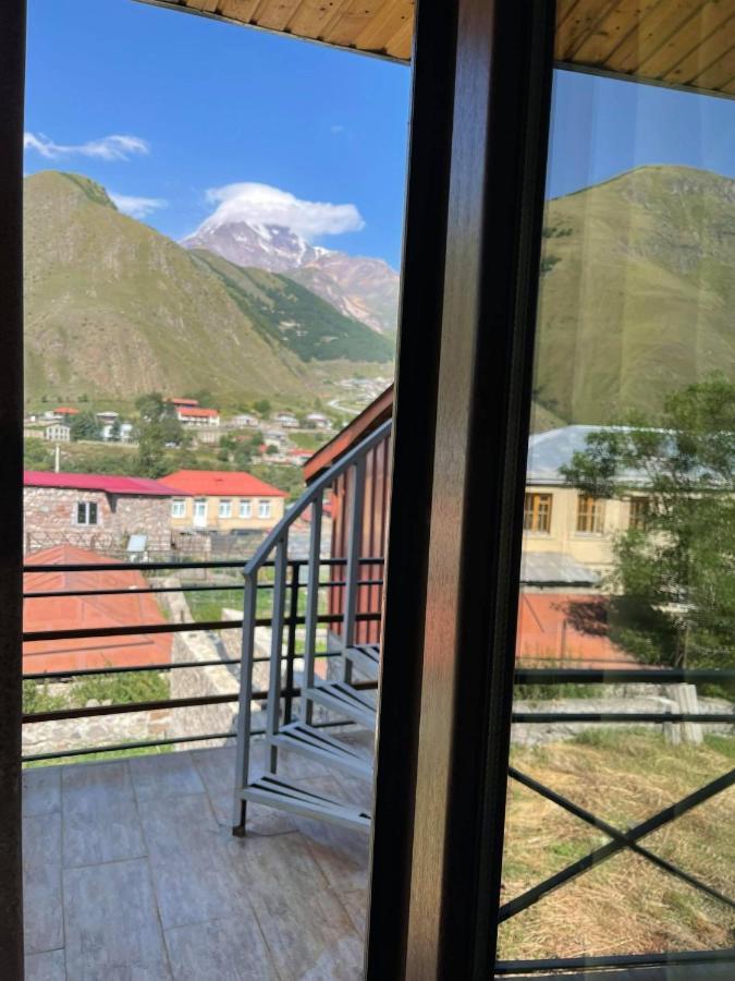 Soso Burduli'S Guesthouse Kazbegi Bagian luar foto