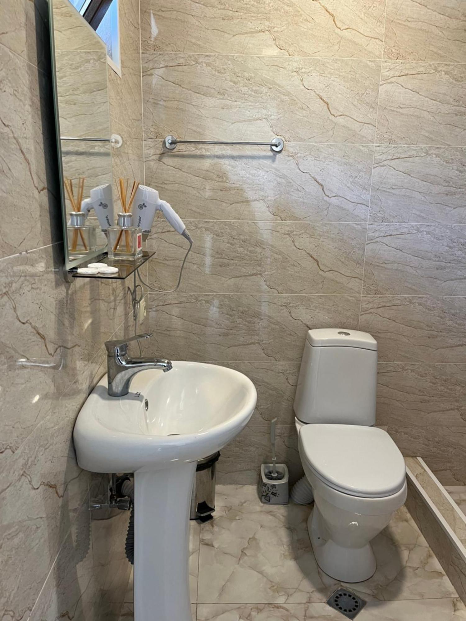 Soso Burduli'S Guesthouse Kazbegi Bagian luar foto