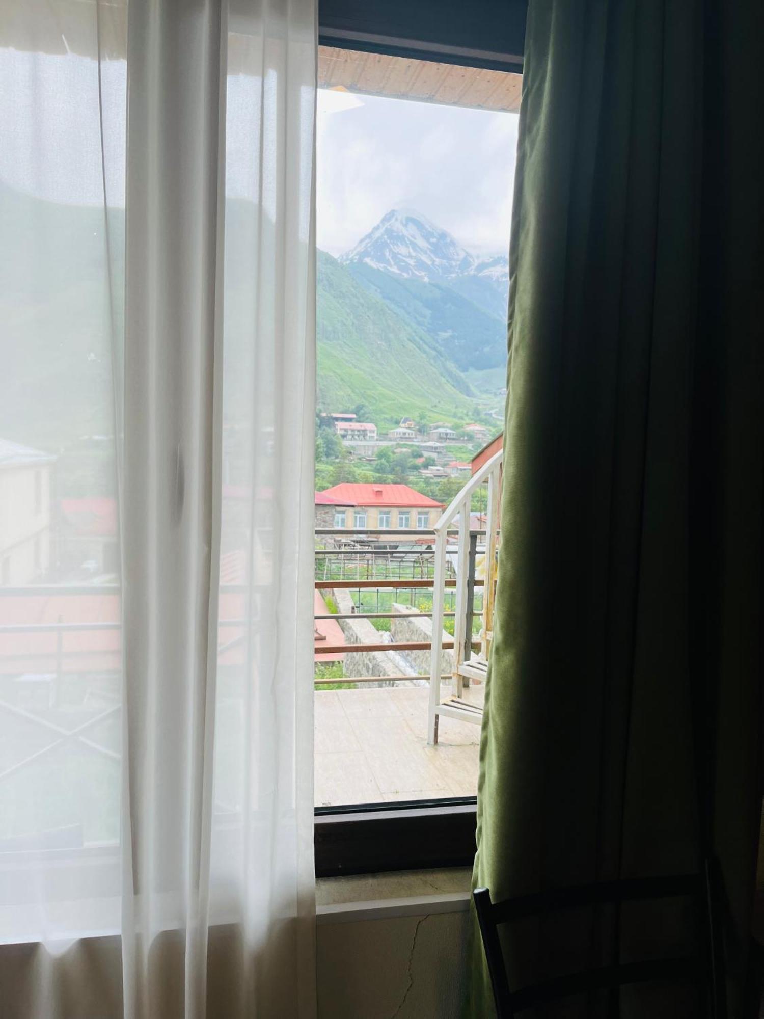 Soso Burduli'S Guesthouse Kazbegi Bagian luar foto