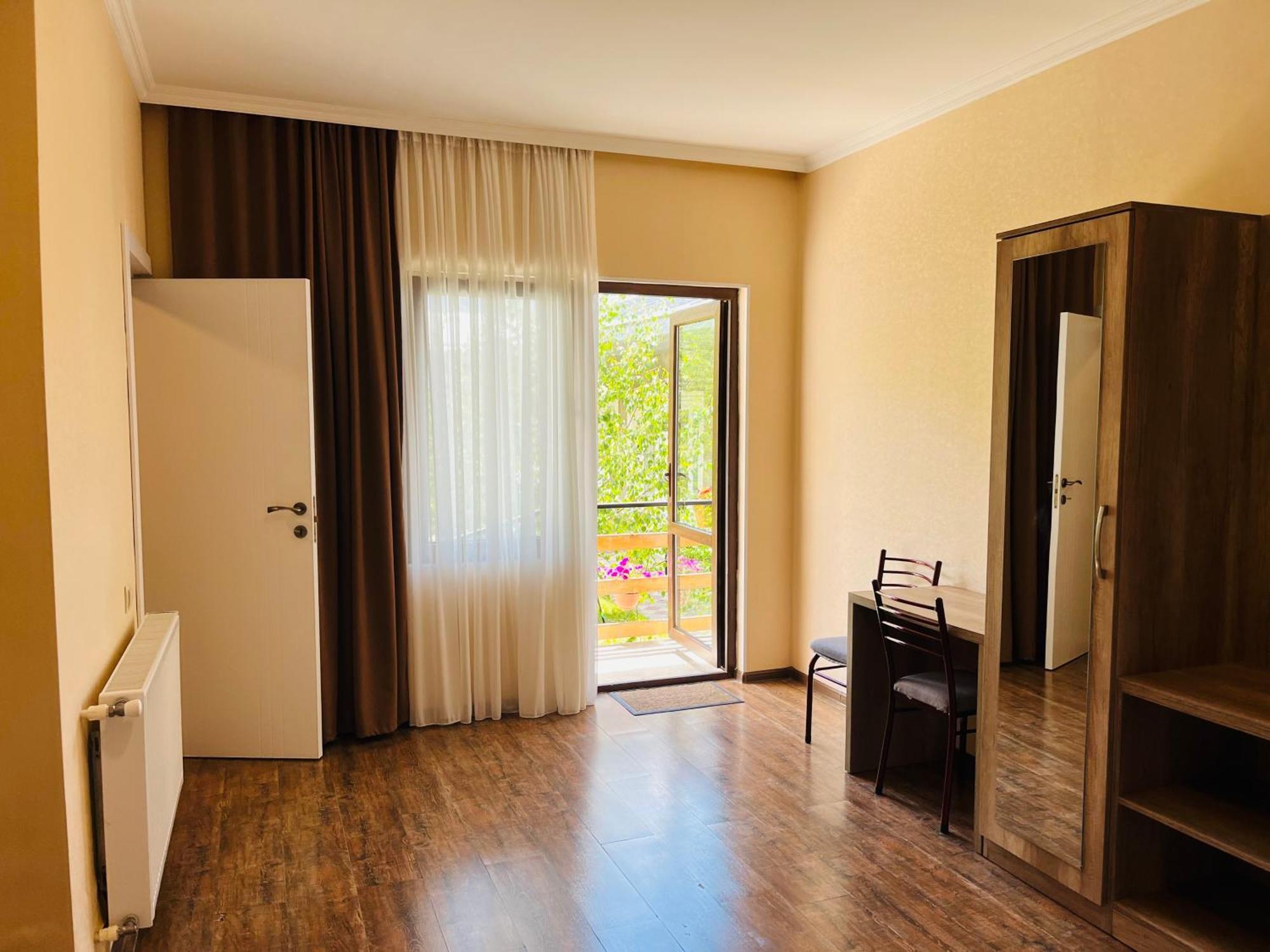 Soso Burduli'S Guesthouse Kazbegi Bagian luar foto