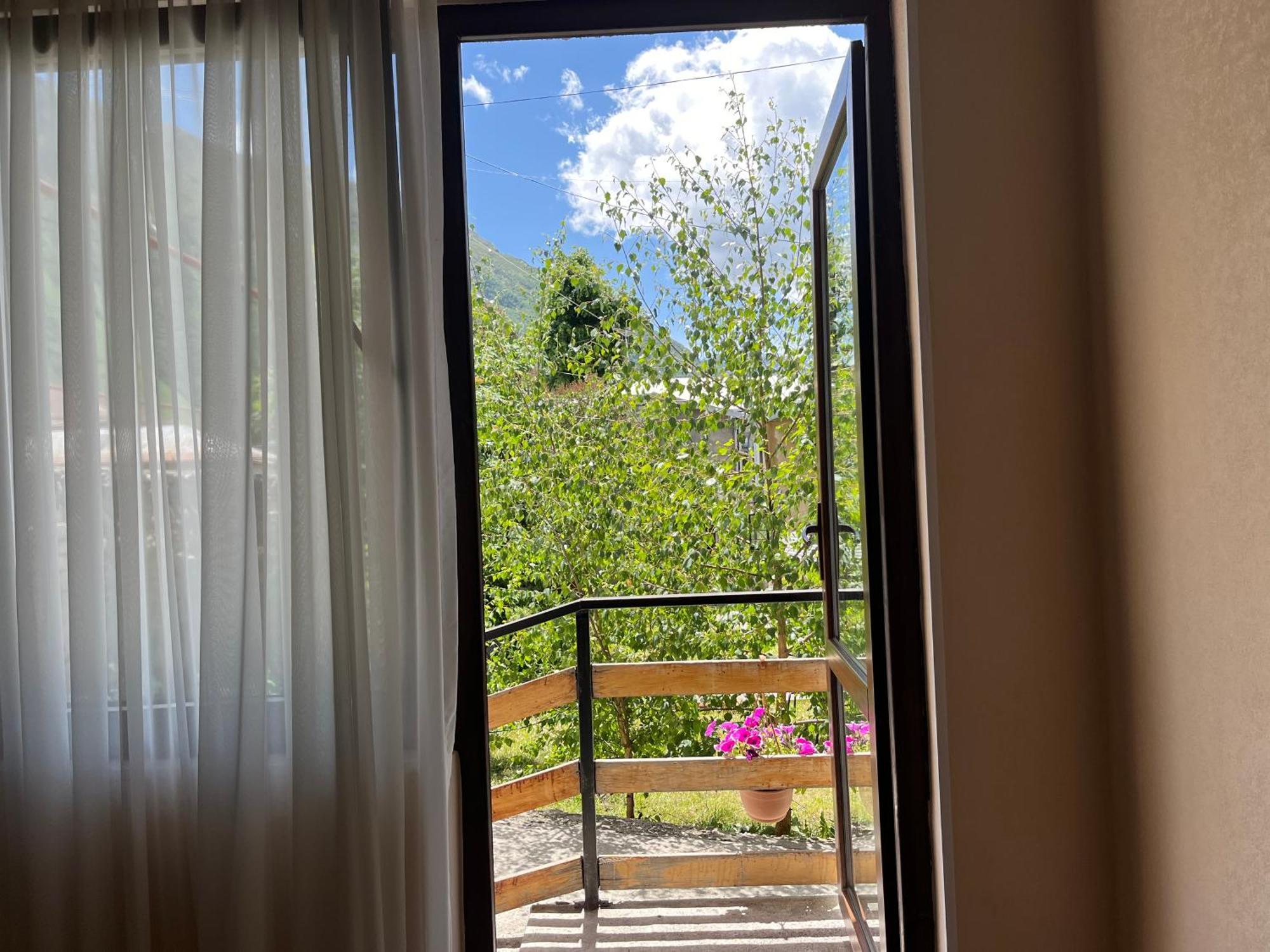 Soso Burduli'S Guesthouse Kazbegi Bagian luar foto
