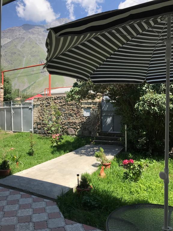 Soso Burduli'S Guesthouse Kazbegi Bagian luar foto